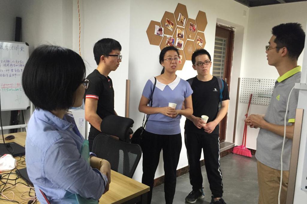 集团教师与部分实习员工合影留念 集团教师与部分实习员工合影留念