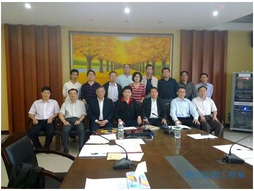 副经理马亚光向各位委员颁发聘书并合影留念