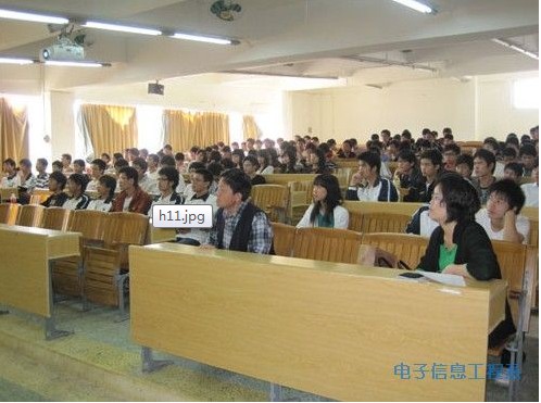 电子系领导与员工现场听讲