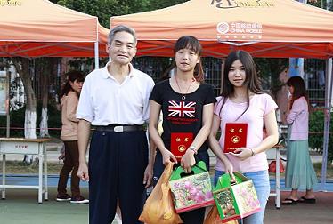 魏良模经理为一等奖团队颁奖.JPG